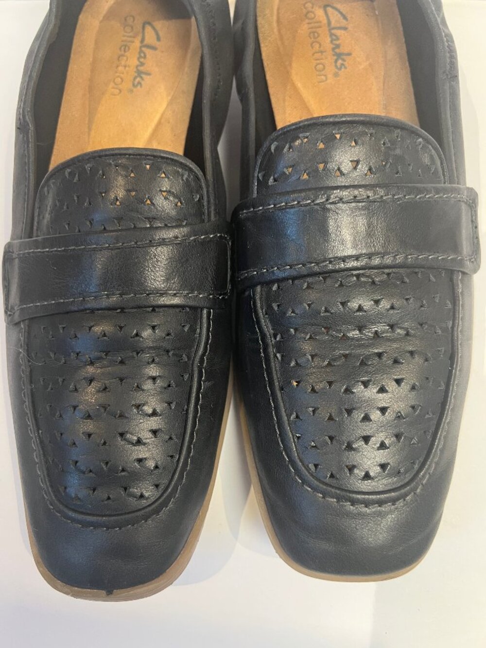 Clarks Black Leather Perforated Comfort Slip-On Loafers Shoes Size 7 Sensible - Picture 3 of 9